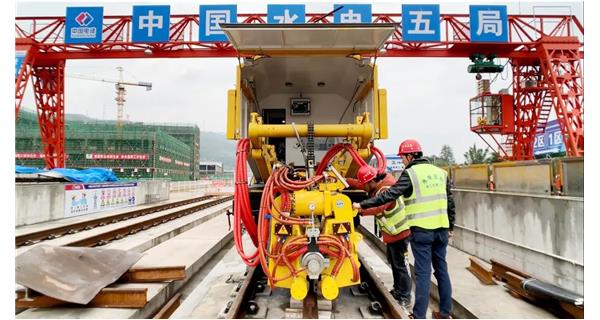 焊接故事| 成都地鐵18號線基建工程難度大，K922設(shè)備“保駕護(hù)航”